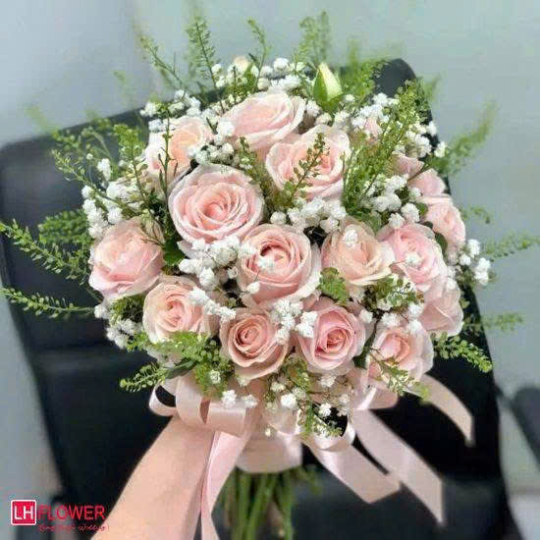 B&oacute; Hoa Hồng cầm tay